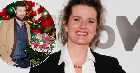 Zosia Zborowska w mini wygina się na ściance. Wygląda tak, że aż Andrzej Wrona zachwycony przyniósł wielki bukiet