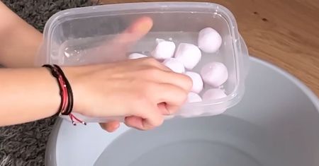 Wrzuć 1 kulkę do wiadra z wodą i umyj podłogę. Nie będzie ani jednej smugi!