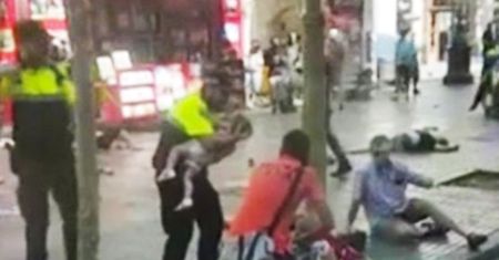 To nagranie pokazuje skalę dramatu w Barcelonie. Policjant uspokaja dziecko