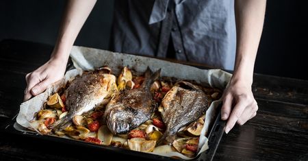 Ryba, bigos, czosnek. Jak szybko pozbyć się brzydkich zapachów po gotowaniu?