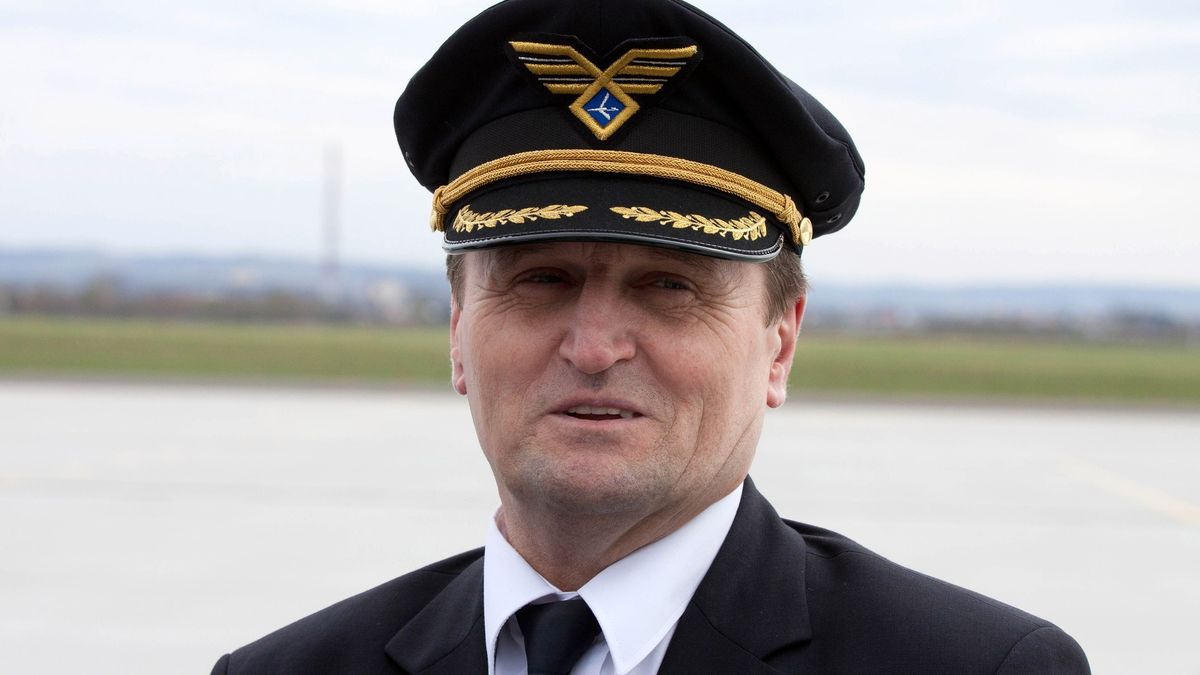 Kapitan Tadeusz Wrona zasłynął lądowaniem na Okęciu z zablokowanym podwoziem