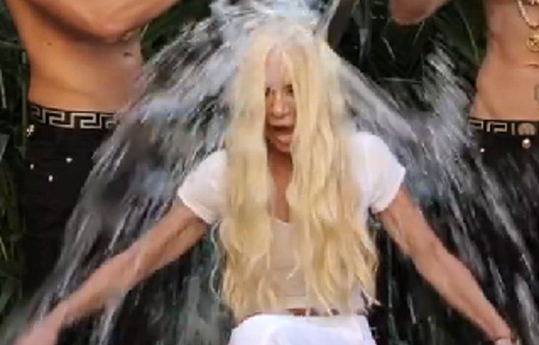 Donatella Versace zrobiła ALS Ice Bucket Challenge. Za jej plecami stoją... [wideo]