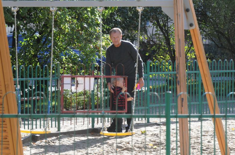 Donald Tusk na placu zabaw z wnukami