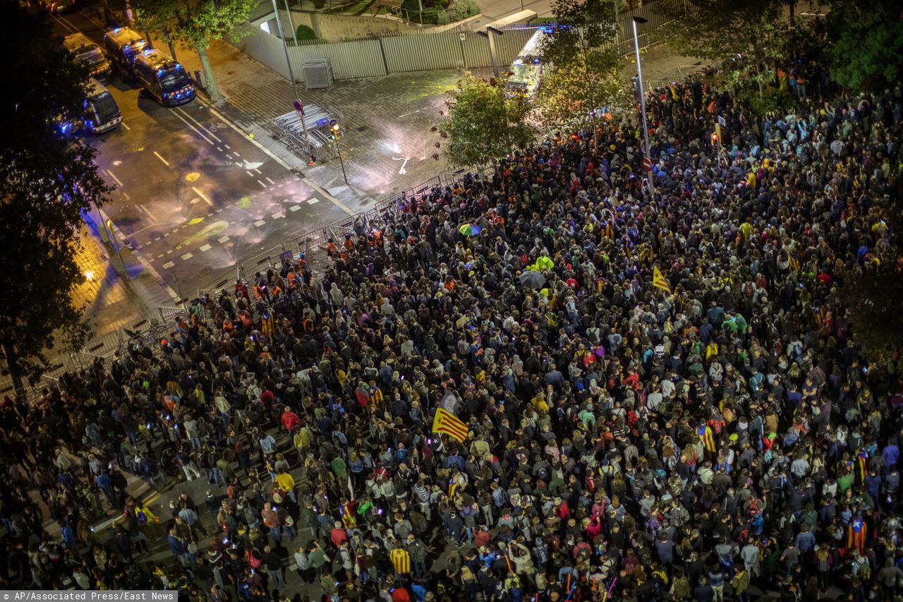 Hiszpania. Kolejna burzliwa noc. Starcia demonstrantów z policją