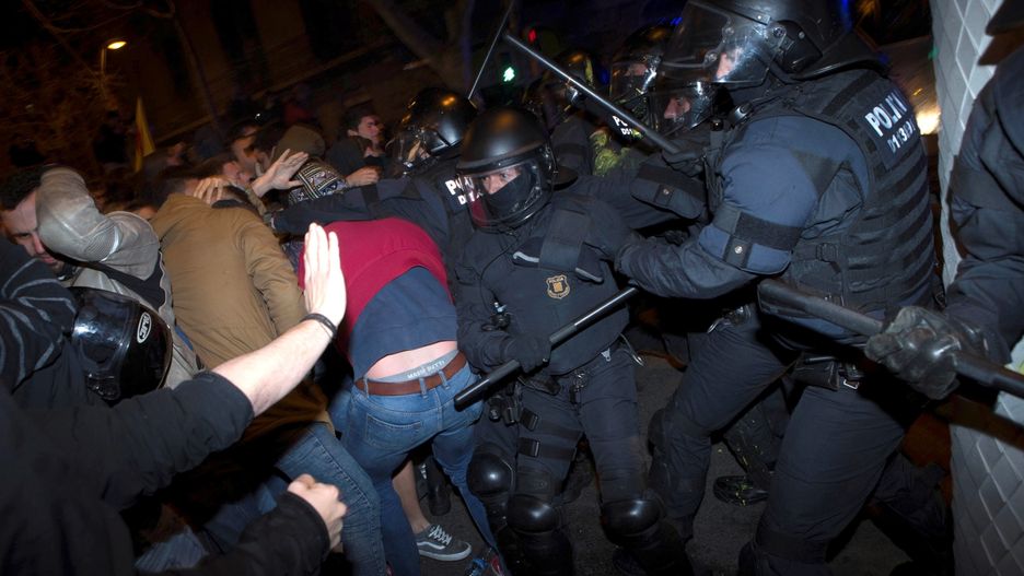 Tłum wyszedł na ulice po piątkowej decyzji hiszpańskiego Sądu Najwyższego