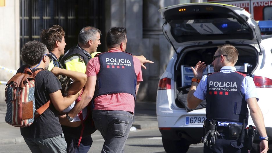 Policjanci pomagają ofiarom zamachu