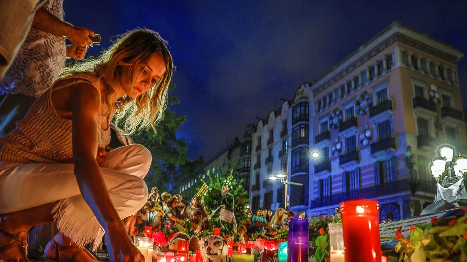 Znicze i kwiaty w miejscu zamachu terrorystycznego w Barcelonie