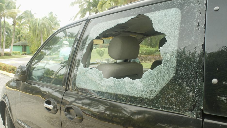 Szyba to często jedyna droga wyjścia podczas wypadku