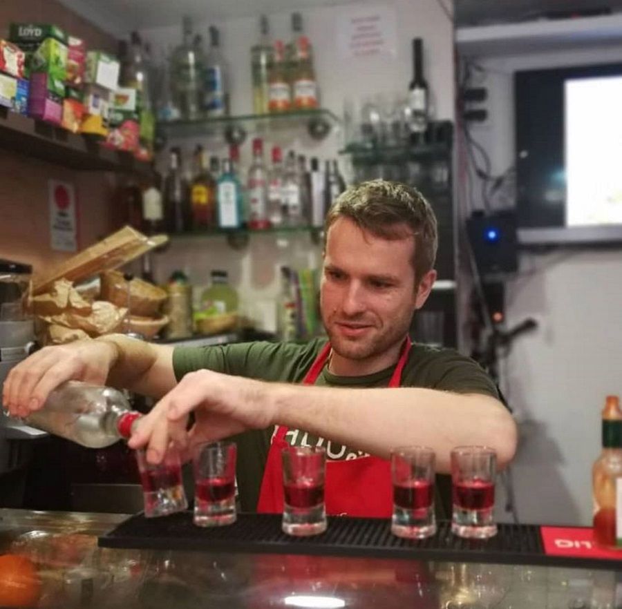 Kamil Ostrowski jest właścicielem restauracji Polka Bar. Często można go spotkać za barem