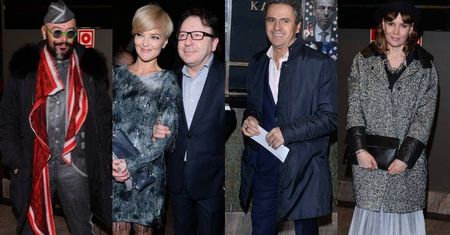 Przytuleni Monika i Zbigniew Zamachowscy, Tomasz Jacyków w szarym garniturze i czapce na głowie oraz elegancki Piotr Polk