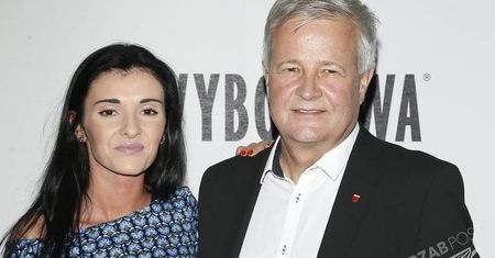 Apoloniusz Tajner z młodszą o 37 lat partnerką na pokazie mody [zdjęcia]