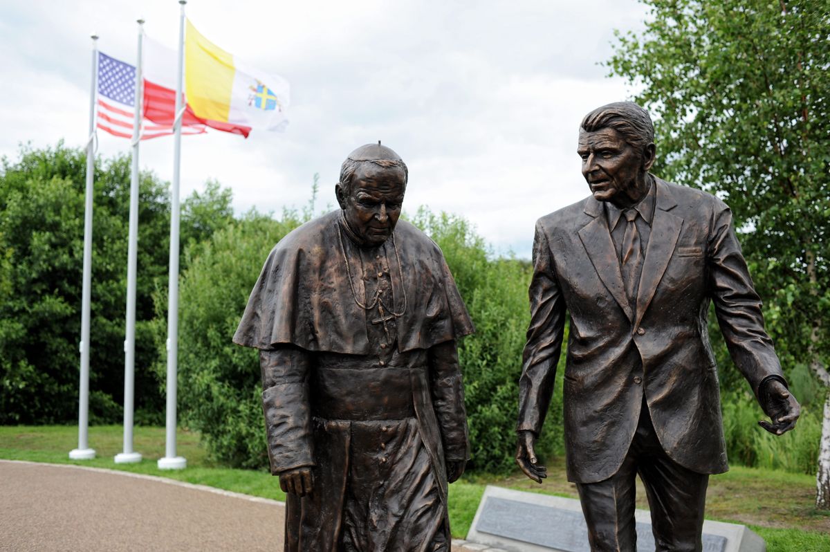 Gdańsk. Nieznany sprawca zdewastował pomnik Jana Pawła II i Ronalda Reagana