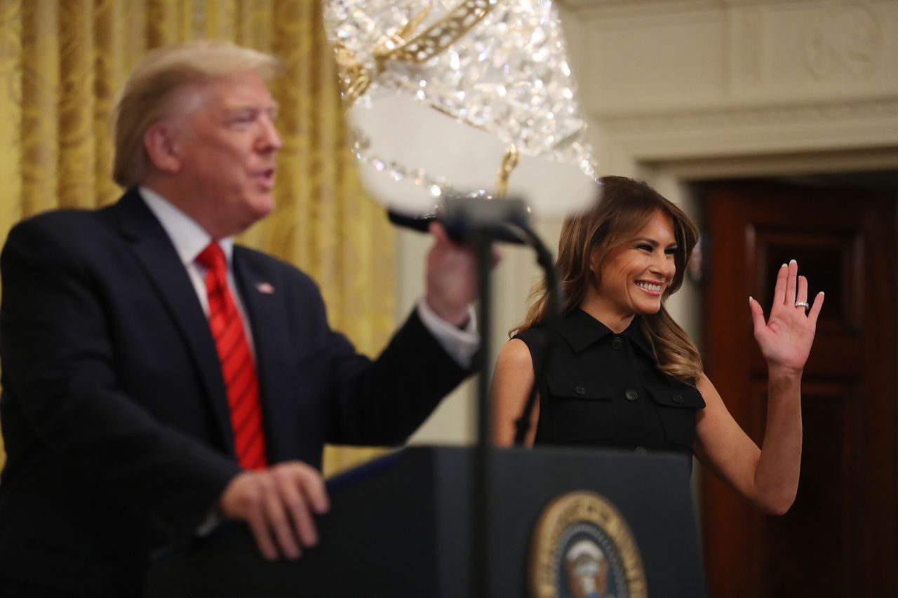 Melania Trump w sukience na wiosnę. Ten model sprawdzi się na każdą okazję