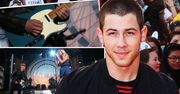 Nick Jonas zagrał najgorszą solówkę w życiu?! A to wszystko na oczach światowych gwiazd muzyki [wideo]