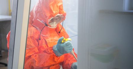 Koronawirus w Polsce. Jedno laboratorium zamknięte. Reszta musi "działać na całego"