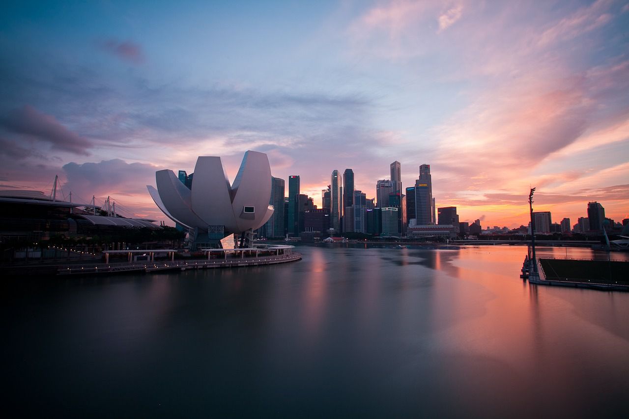 Zachód słońca nad Singapurem, wieżowce, rzeka