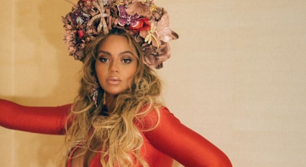 Beyoncé w ciąży stawia na czerwień i powiększone usta!