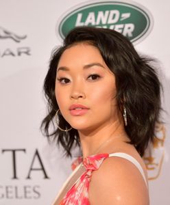 Lana Condor w zmysłowej kreacji na Złotych Globach. Wystarczyło, że zdjęła płaszcz