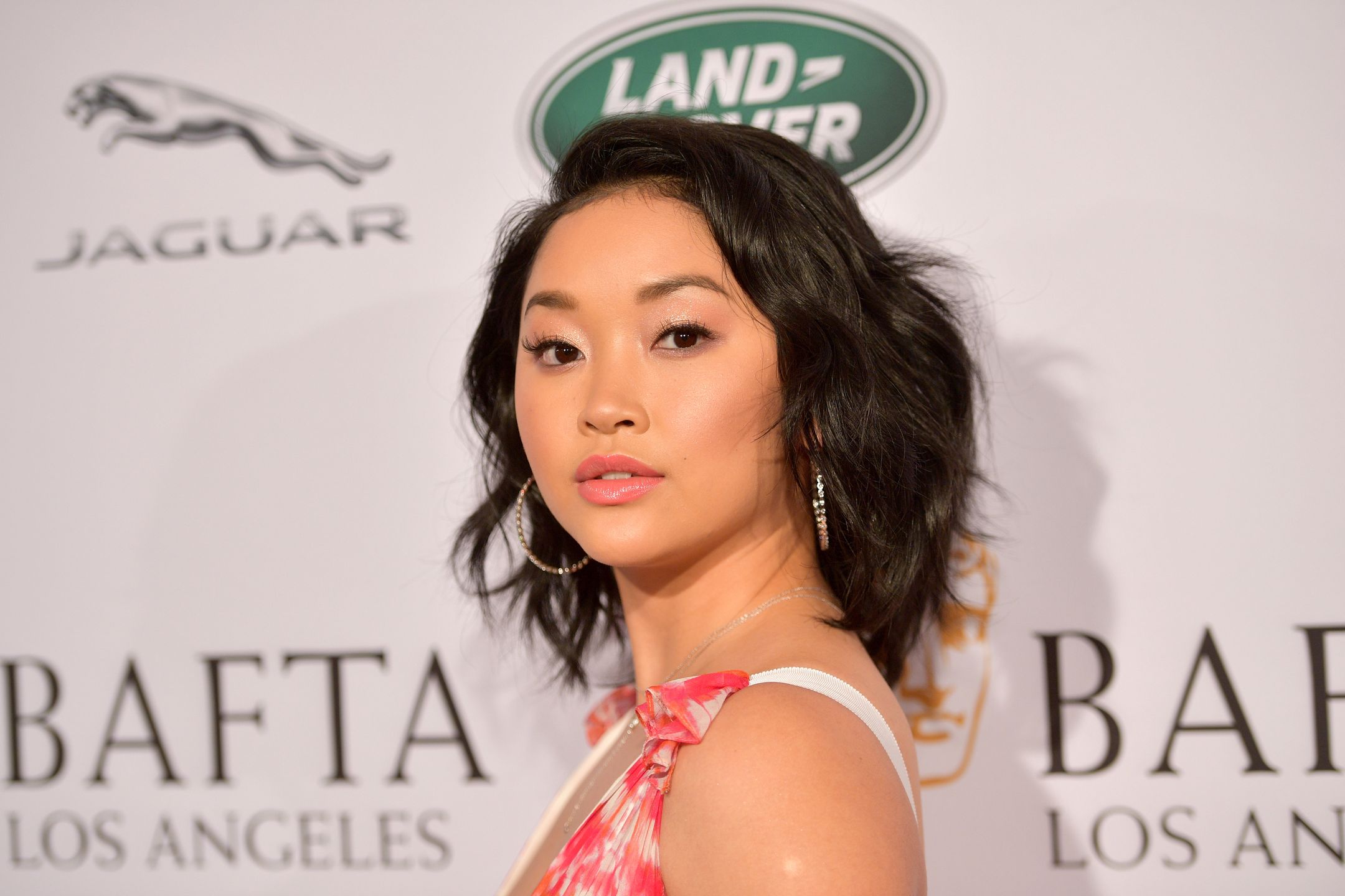 Lana Condor w zmysłowej kreacji na Złotych Globach. Wystarczyło, że zdjęła płaszcz