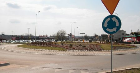 Biała Podlaska. Ktoś zniszczył tablice na rondzie Lecha Kaczyńskiego