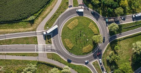 Ciężarówki nie powinny wjeżdżać na ronda. Kuriozalna decyzja policjantów