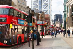 Dramatyczne chwile w londyńskim autobusie. Nożownik obezwładniony przez pasażera