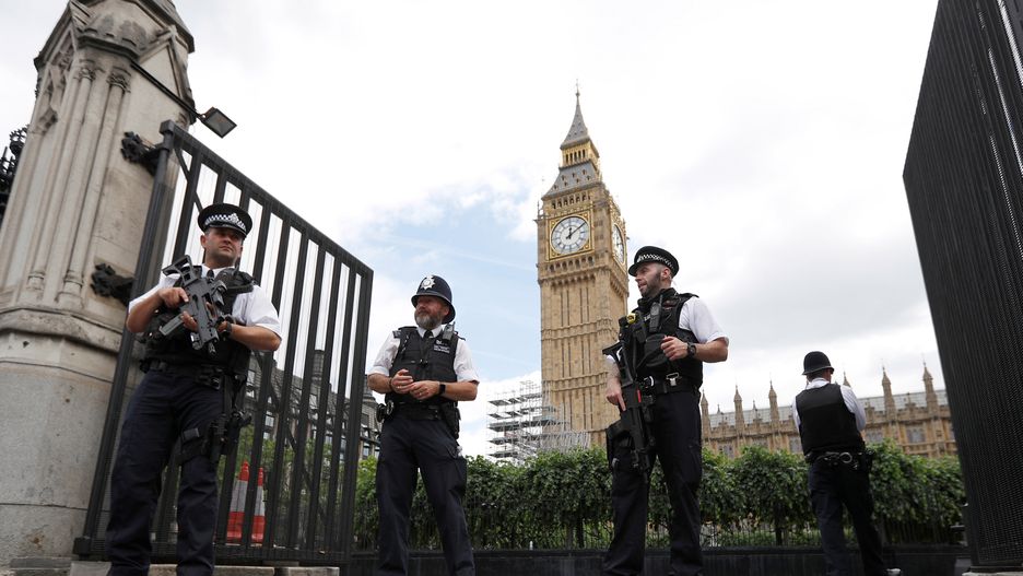 Policjanci przed Pałacem Westminsterskim w Londynie