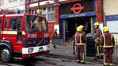 Strażacy przed wejściem do metra