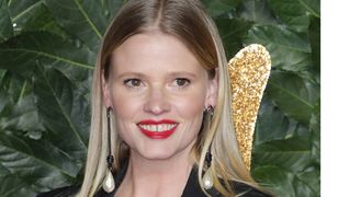 Lara Stone z dziwnym dekoltem na czerwonym dywanie