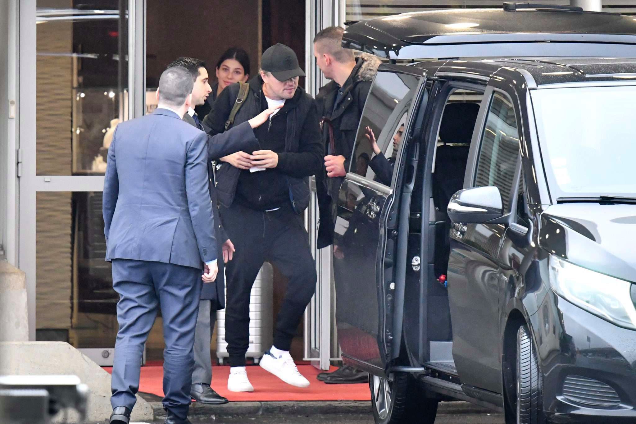 Leonardo DiCaprio i Camila Morrone przyłapani na wyjściu z hotelu