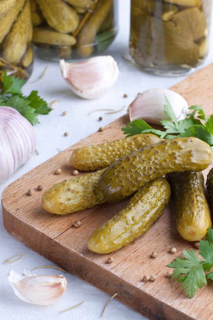 Ogórki kiszone i czosnek 
