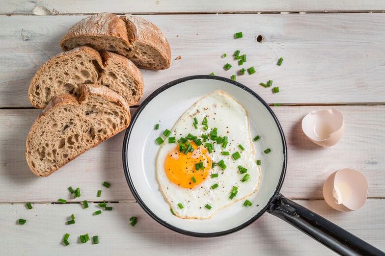 Jajko sadzone to dobry pomysł na śniadanie.