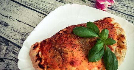 Włoski specjał z pysznym farszem. Przepis na calzone