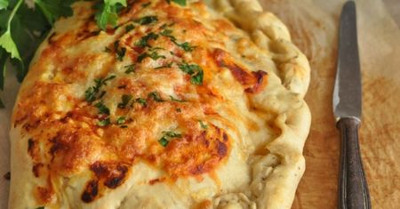 Włoskie calzone z warzywami i chorizo