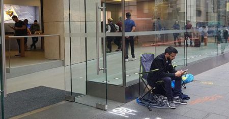 Apple jeszcze nie pokazało nowego iPhone, a on już czeka w kolejce pod sklepem
