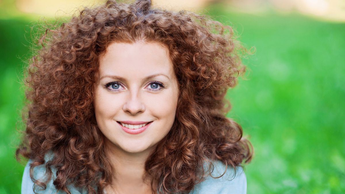 Drobne loczki, czyli jak zwiększyć objętość włosów