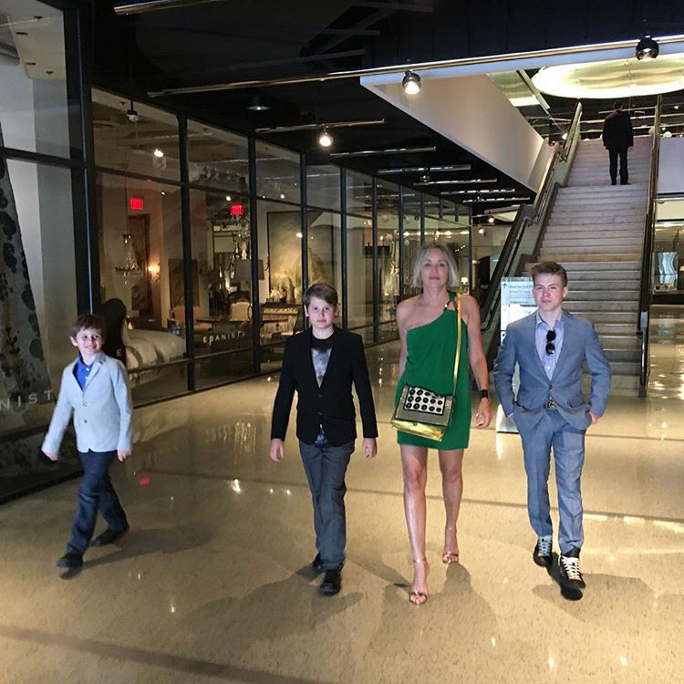 Sharon Stone z synami na zakupach. Fani zdziwieni ich wiekiem