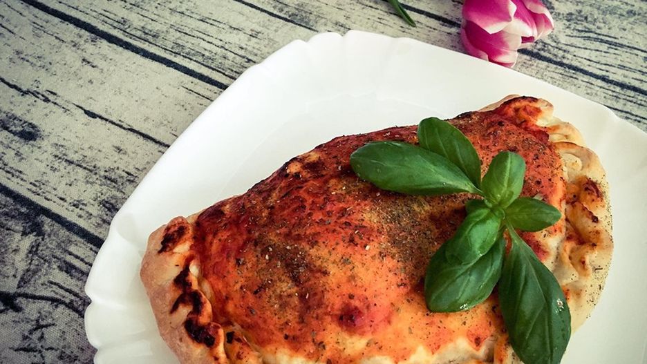Włoski specjał z pysznym farszem. Przepis na calzone