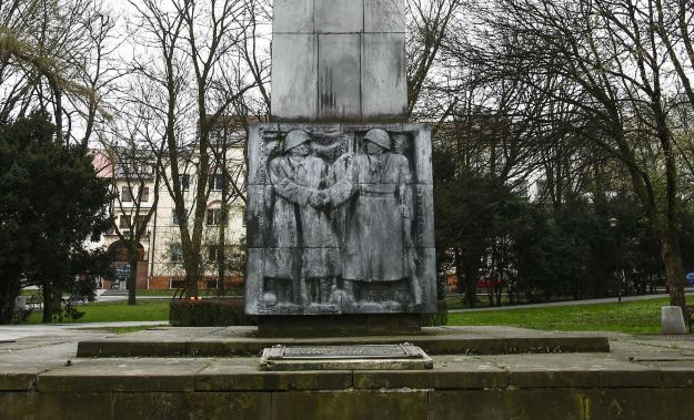 Rosjanie fotografują się z kartkami "Dziękujemy Rzeszowowi". Akcja w rosyjskim internecie