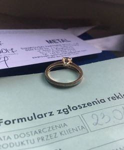 Klientka narzeka na pierścionek od Swarovskiego. "Złoto zeszło po trzech miesiącach"