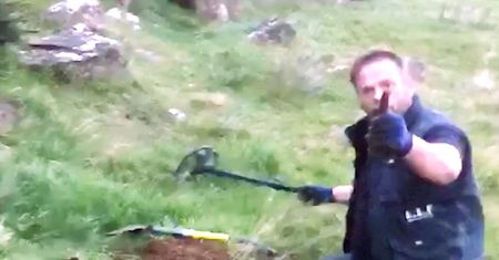 Zgubił pierścionek ślubny. Mężczyzna wykopał skarb warty fortunę