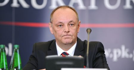 Prokuratura może obalić teorie zamachowe Macierewicza. Mimo to szuka nowej opinii