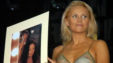 Anna Samusionek z portretem Anny Dymnej podczas aukcji