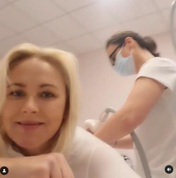 Anna Samusionek w trakcie zabiegu