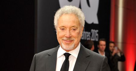 Po śmierci żony Tom Jones znalazł kolejną miłość. Ma romans z żoną Elvisa Presleya?