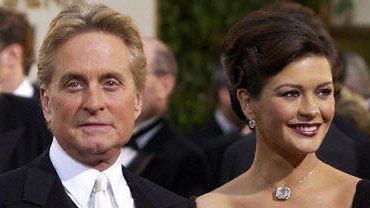 Sławni i bogaci wzbudzają zainteresowanie większości Polaków (M. Douglas i C. Zeta-Jones)