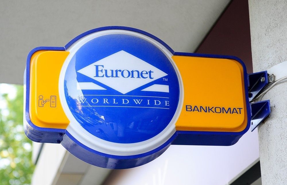 Oburzenie po komunikatach w bankomatach Euronetu. Firma protestuje: incydentalny błąd, już naprawiony