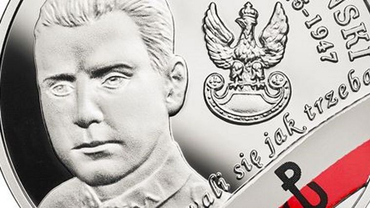 Nową monetę wyróżniają kolory polskiej flagi