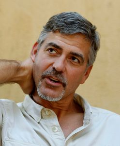 George Clooney działa, żeby zbrodnie nie uchodziły bezkarnie. W tej roli też odnosi sukcesy