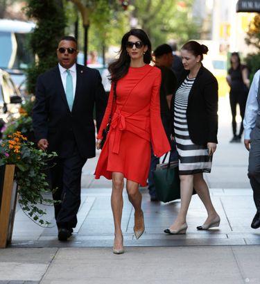 1Amal Clooney w asyście prywatnego ochroniarza